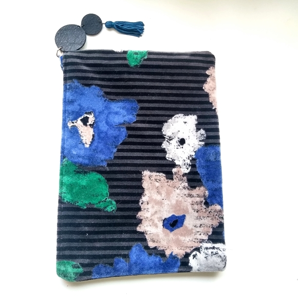 Modern Handmade Floral Velvet Zipper Pouch - Picture 3 of 7